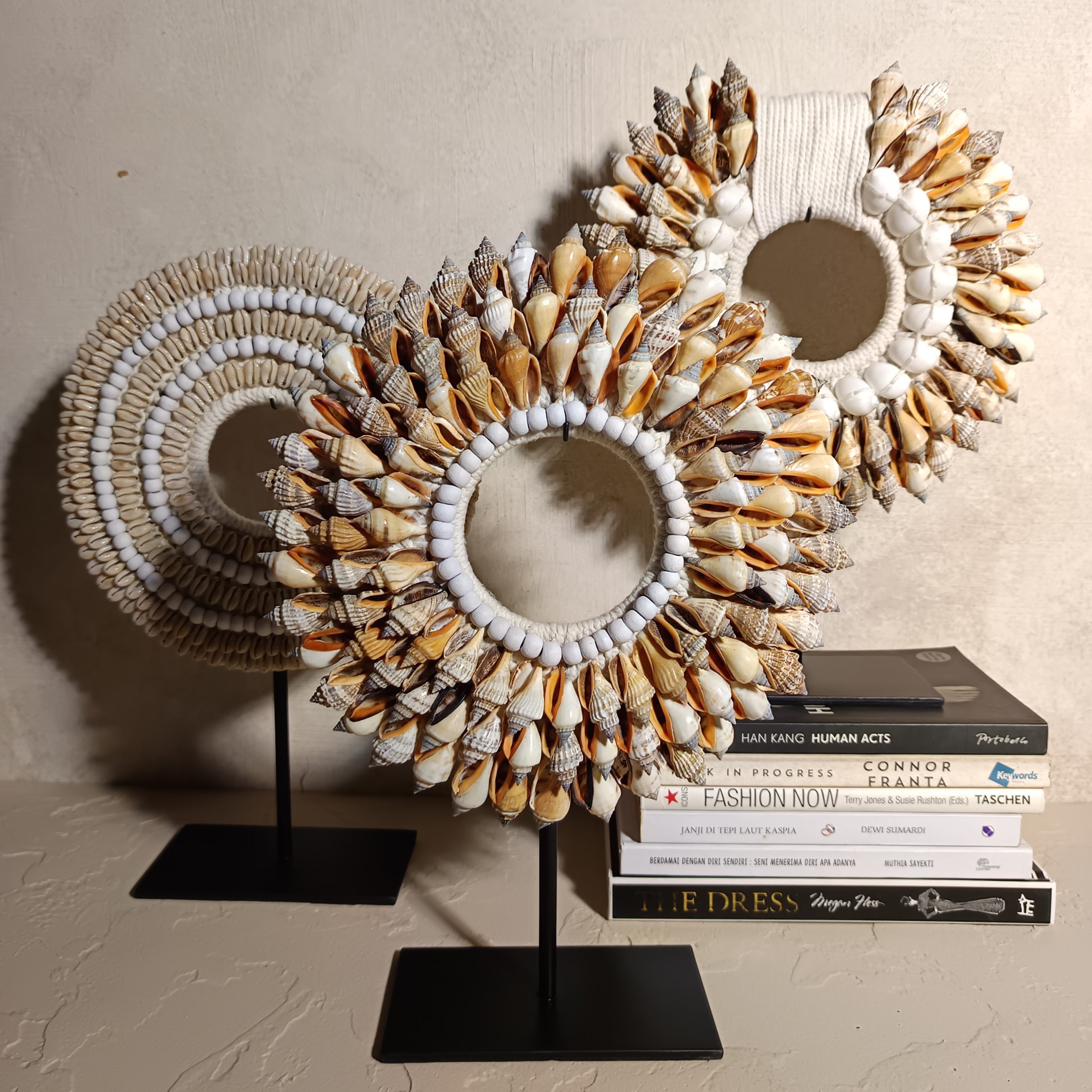 Papuan Shell Necklace Display – Handmade Bali Table Decor with Iron Stand - Image 7
