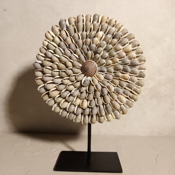 Papuan Shell Necklace Table Decor – Handmade Aesthetic Display with Iron Stand - Image 2