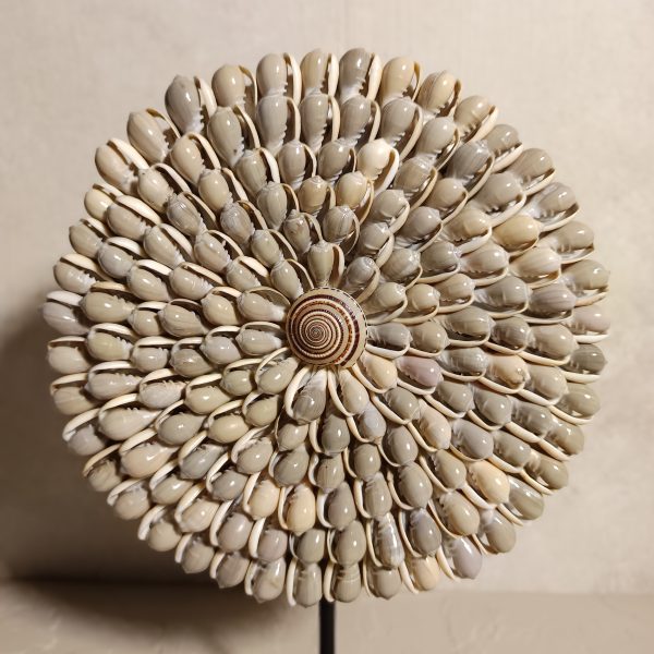 Papuan Shell Necklace Table Decor – Handmade Aesthetic Display with Iron Stand - Image 3