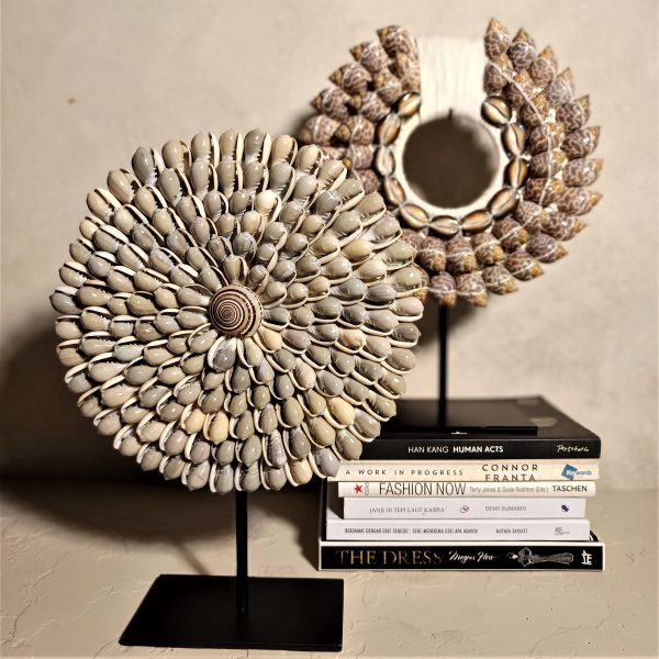 Papuan Shell Necklace Table Decor – Handmade Aesthetic Display with Iron Stand - Image 4