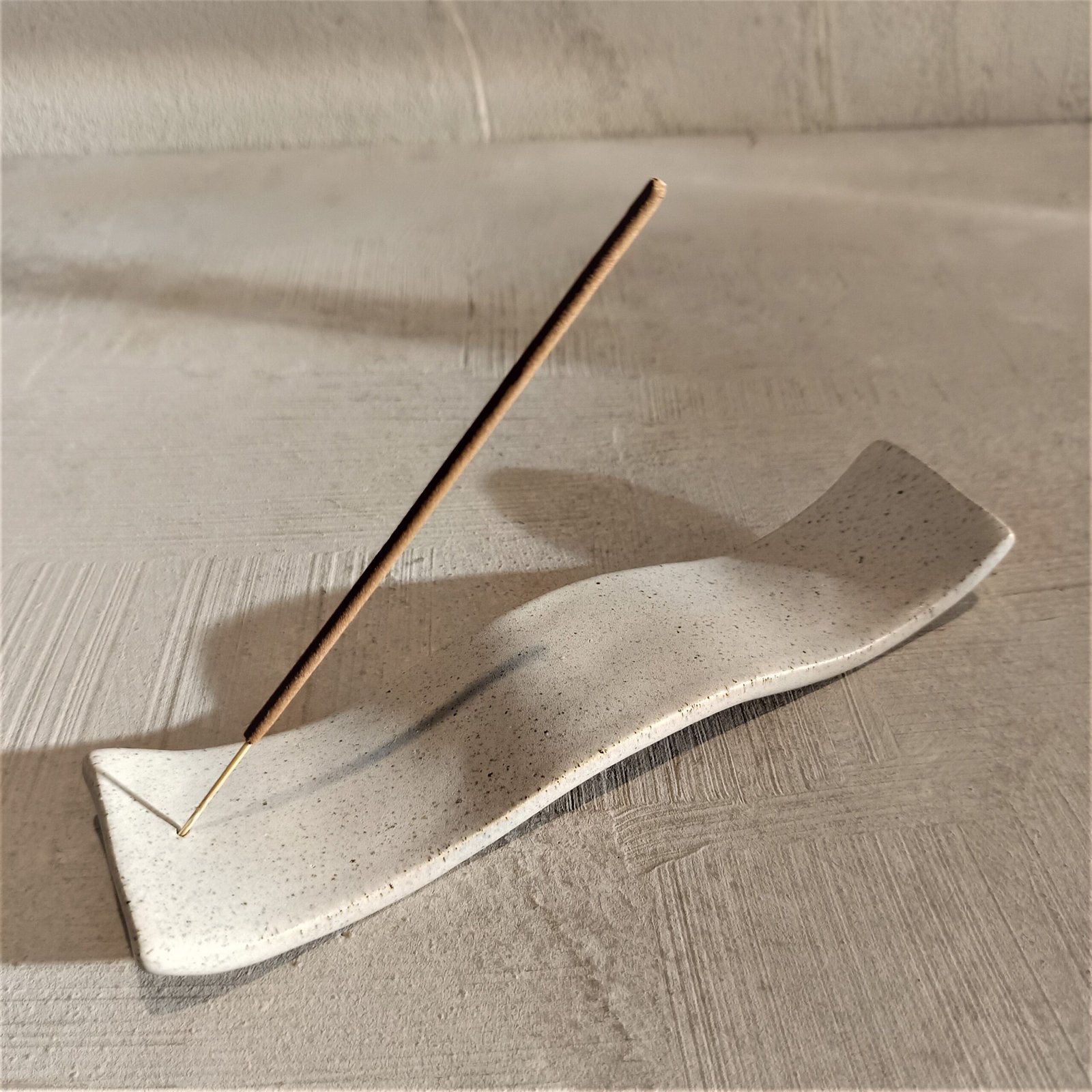 Tempat Dupa Keramik Handmade Bali | Zen Incense Holder Gelombang Minimalis - Image 3
