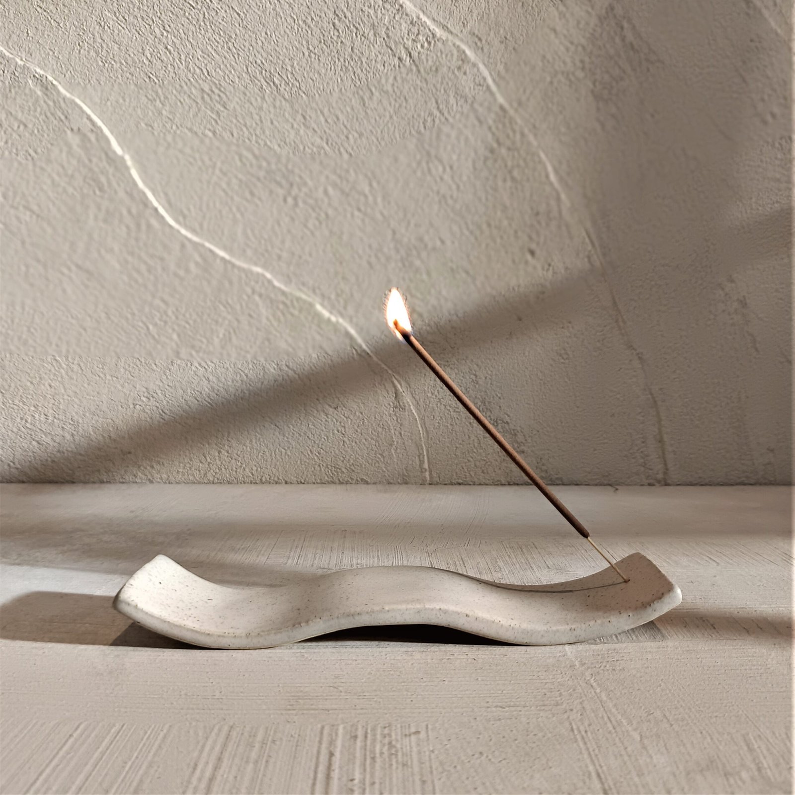 Tempat Dupa Keramik Handmade Bali | Zen Incense Holder Gelombang Minimalis