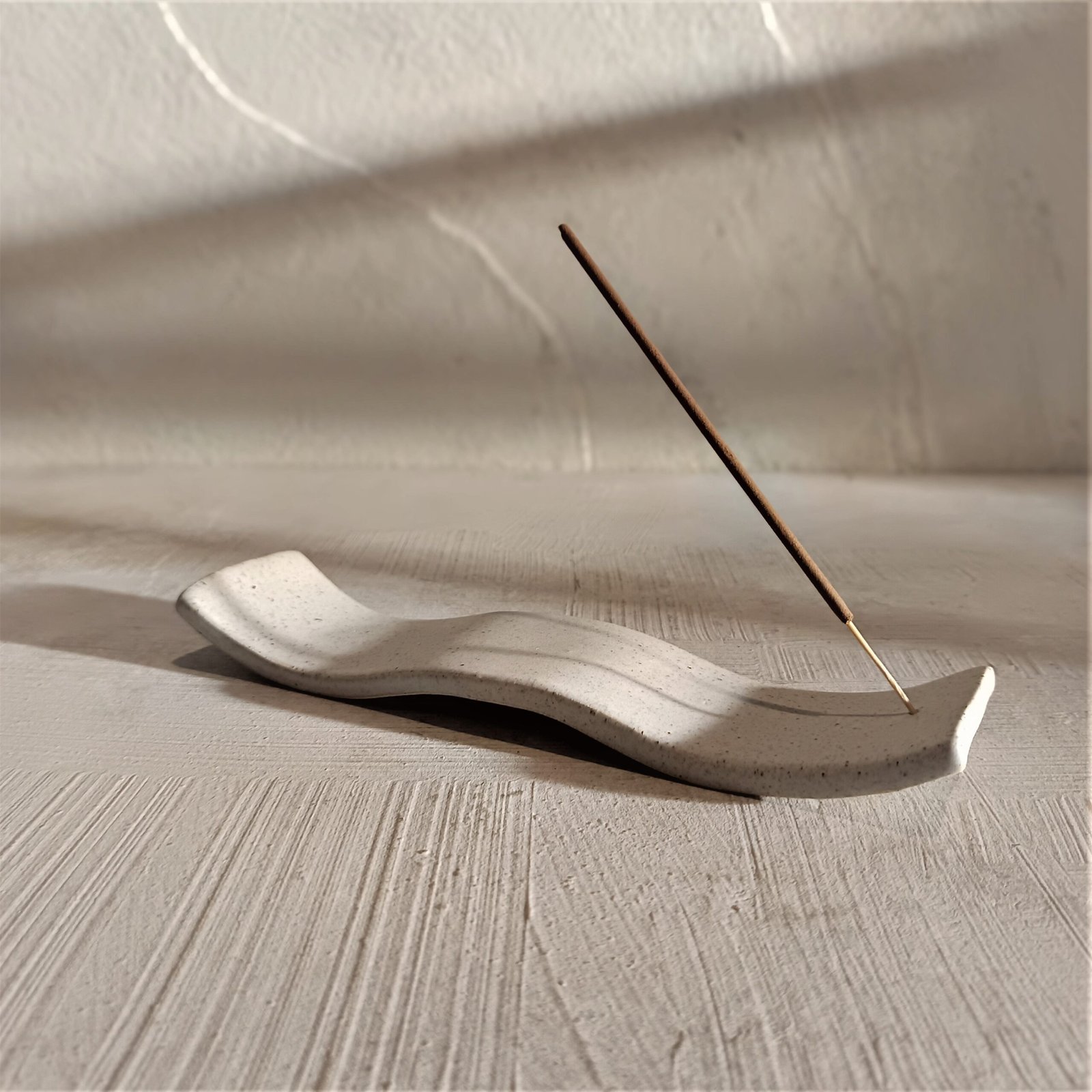 Tempat Dupa Keramik Handmade Bali | Zen Incense Holder Gelombang Minimalis - Image 4
