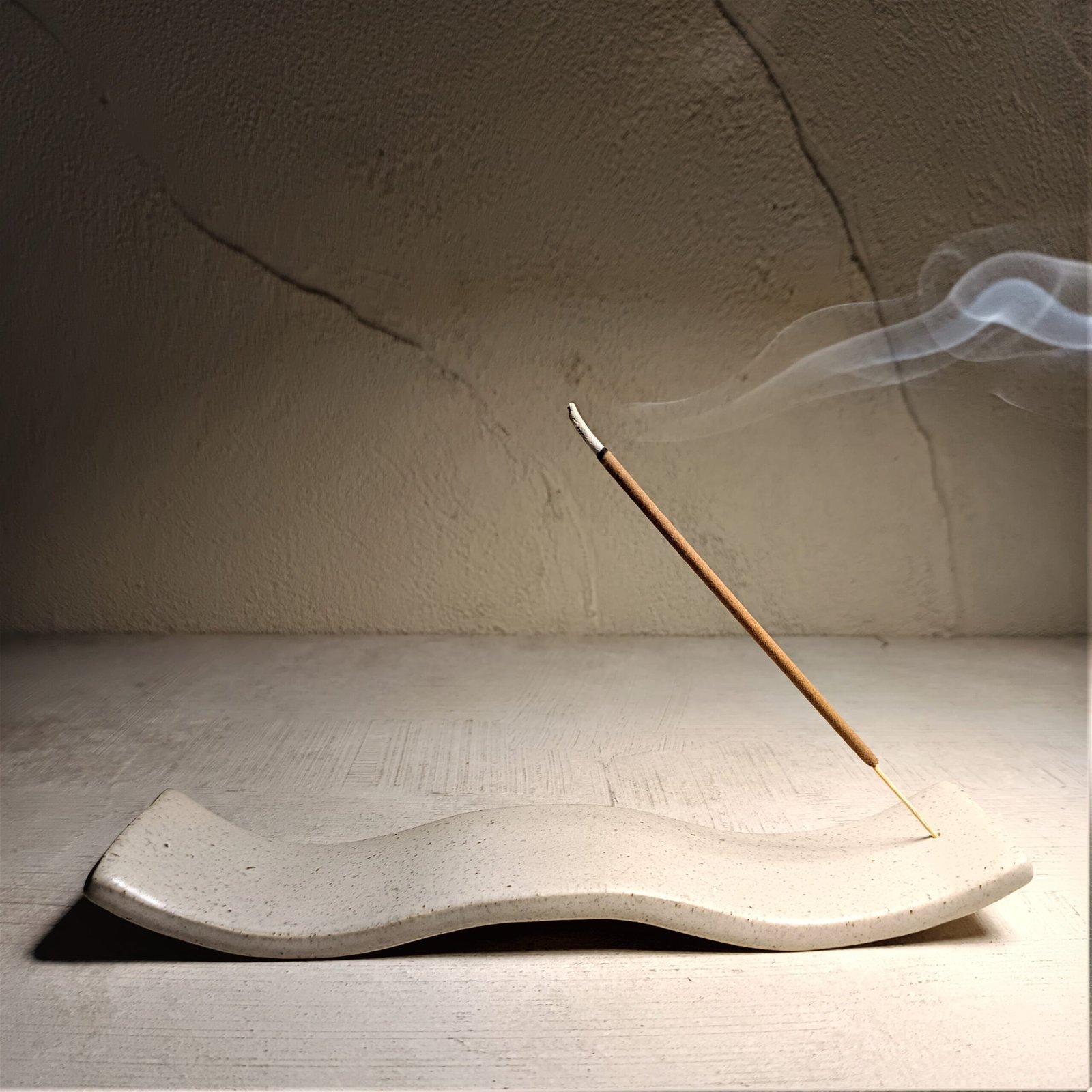 Tempat Dupa Keramik Handmade Bali | Zen Incense Holder Gelombang Minimalis - Image 2