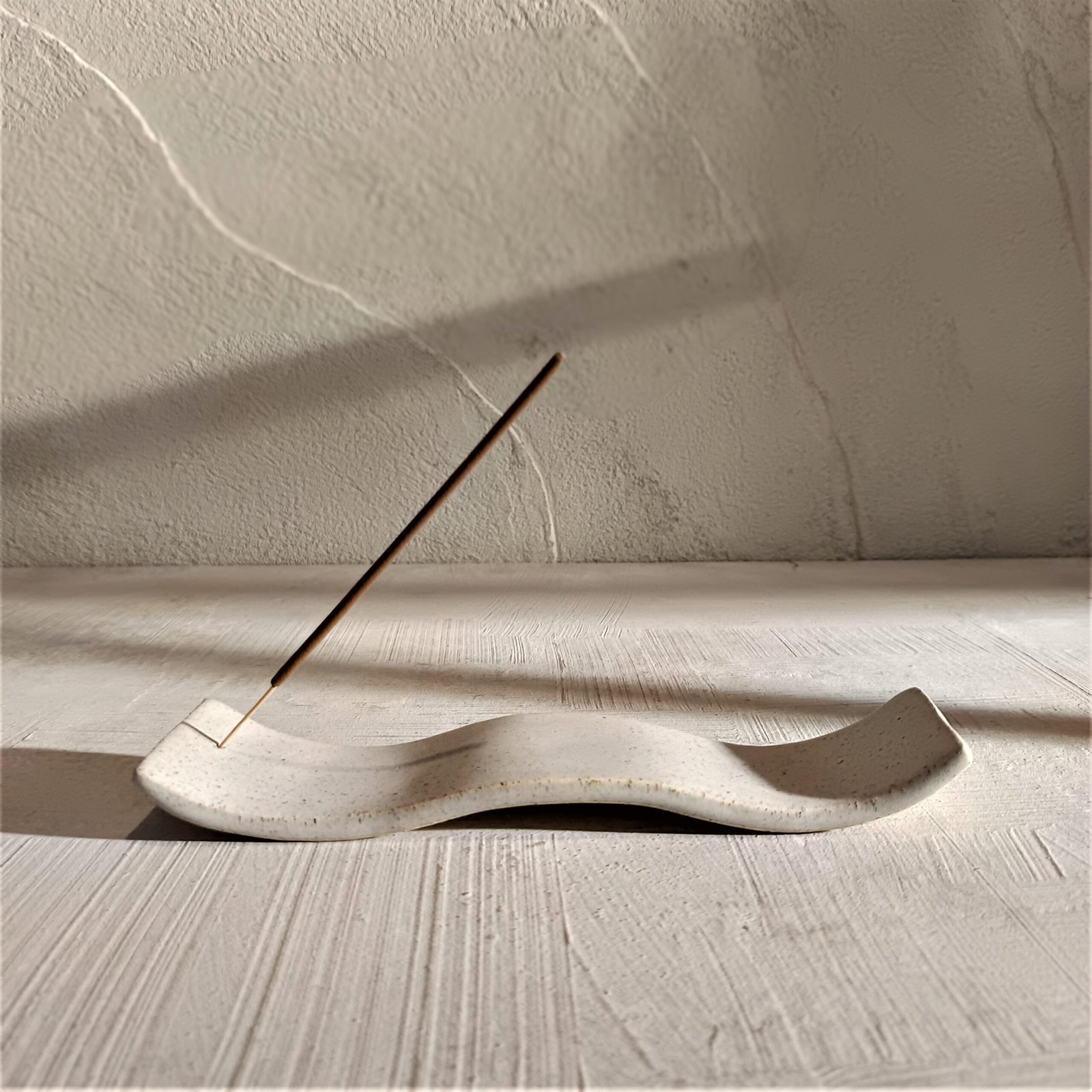 Tempat Dupa Keramik Handmade Bali | Zen Incense Holder Gelombang Minimalis - Image 5